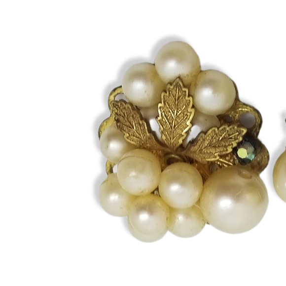 VINTAGE FAUX PEARL & GOLDTONE FILIGREE CLUSTER DESIGN CLIP ON EARRINGS - Picture 4 of 7